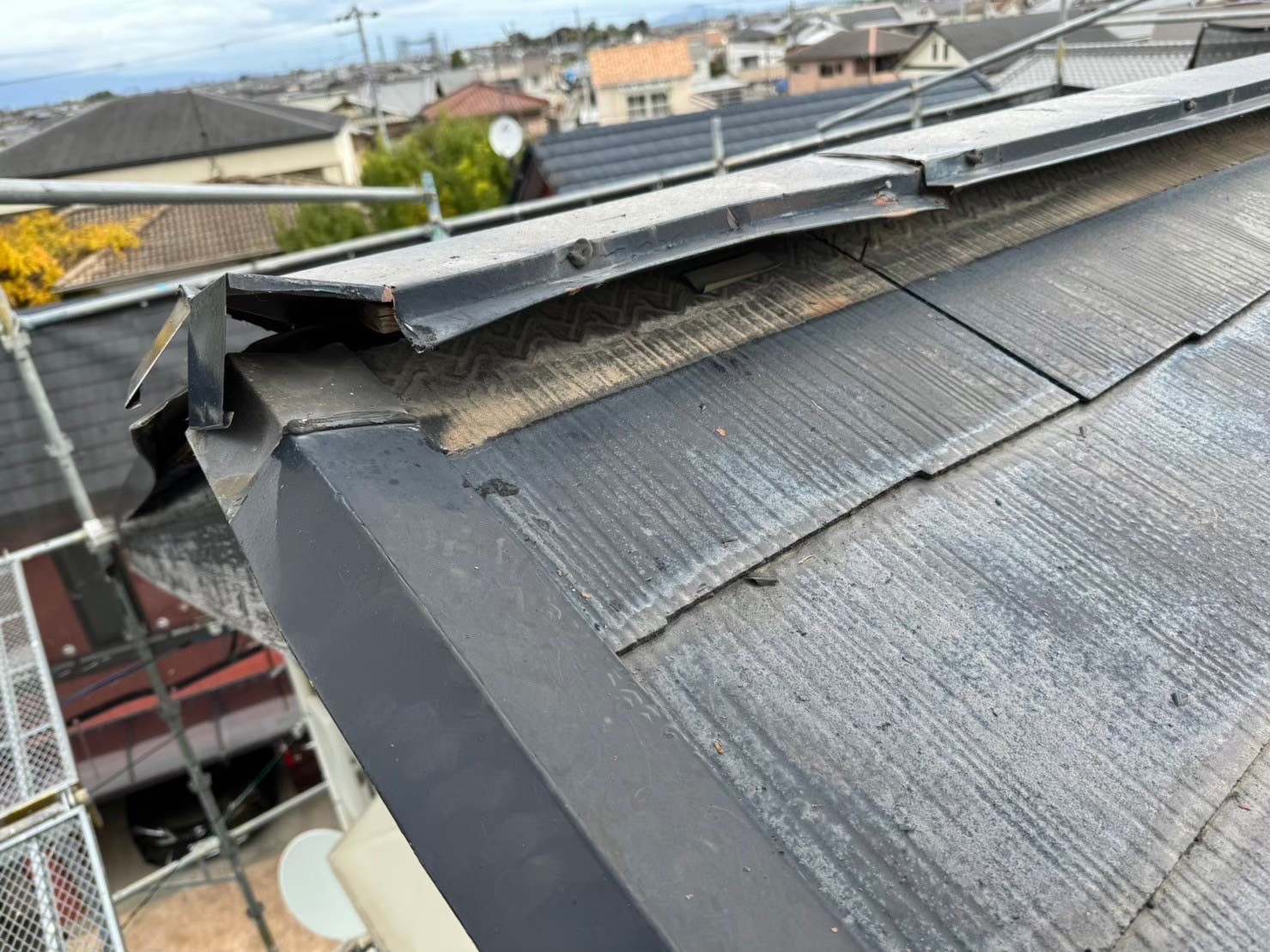 屋根の棟板金の捲れ　状態