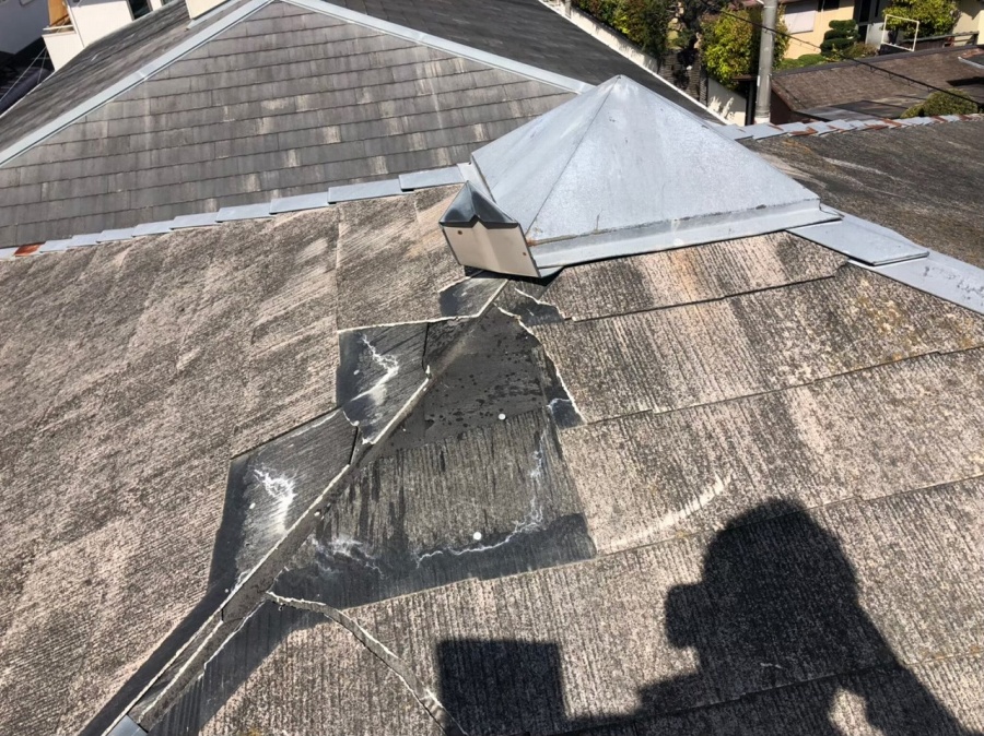 大津市で台風でスレート瓦が飛ばされたお家の屋根補修工事に来ました。
