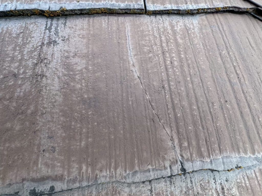 屋根材に伸びた亀裂