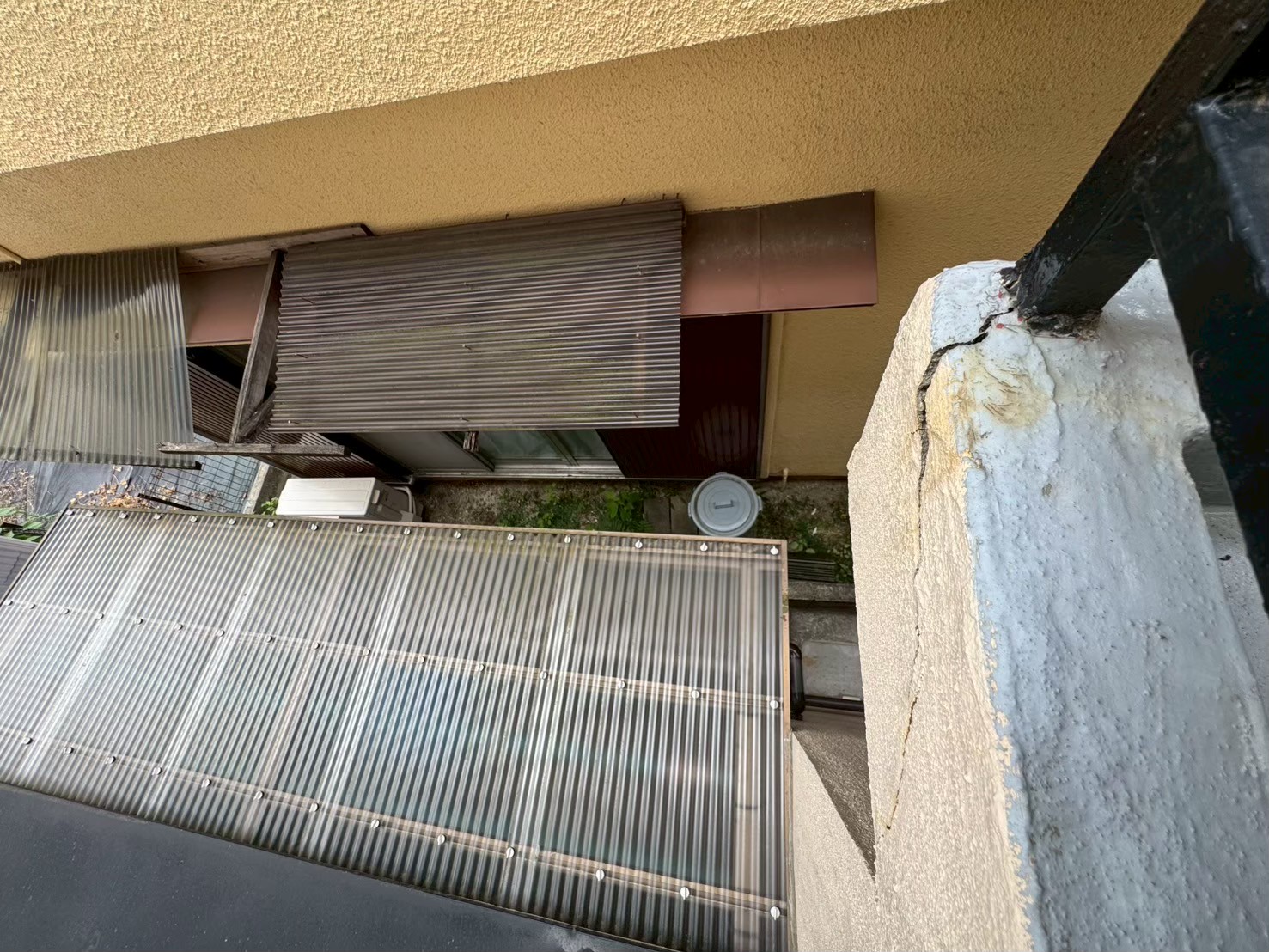 外壁との取り合い部分のひび割れ