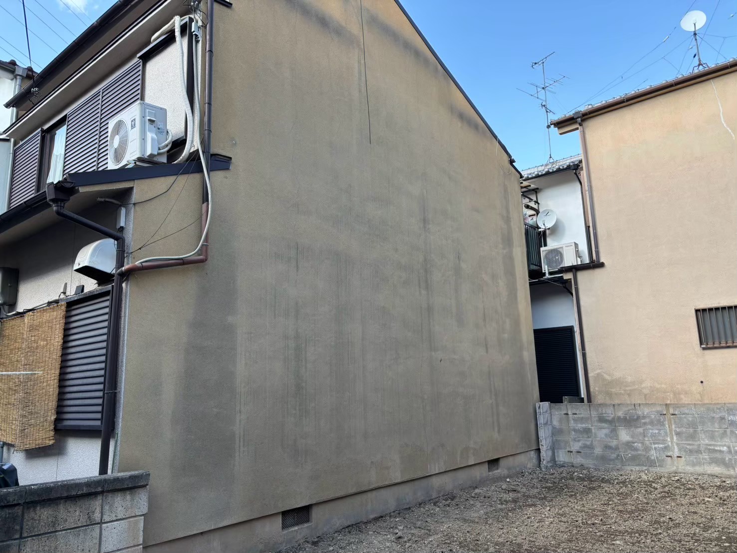 【野洲市】屋根工事でお世話になったお客様からのお電話｜隣が解体され外壁サイディング工事を検討中