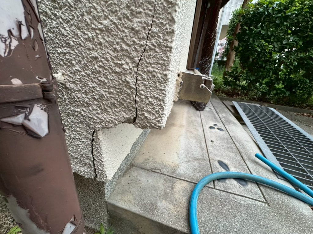 外壁出隅の亀裂と欠け