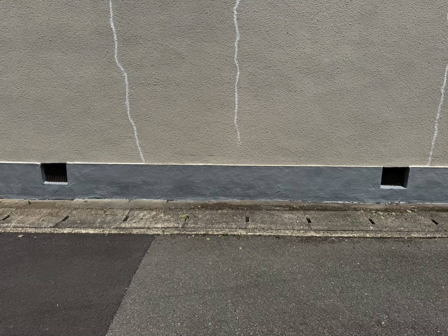 基礎部分の補強と下塗り作業