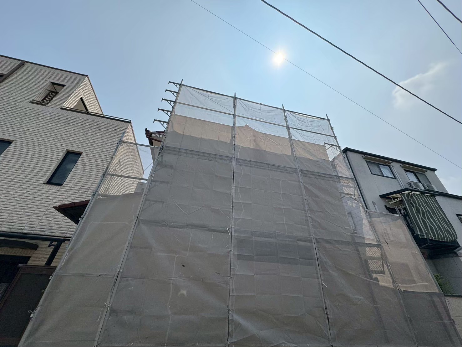 外壁補修に向けた足場設置