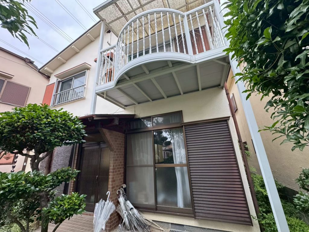 大津市で外壁のひび割れや亀裂、庇の塗装剥がれを確認し雨漏りリスクを調査した現地診断