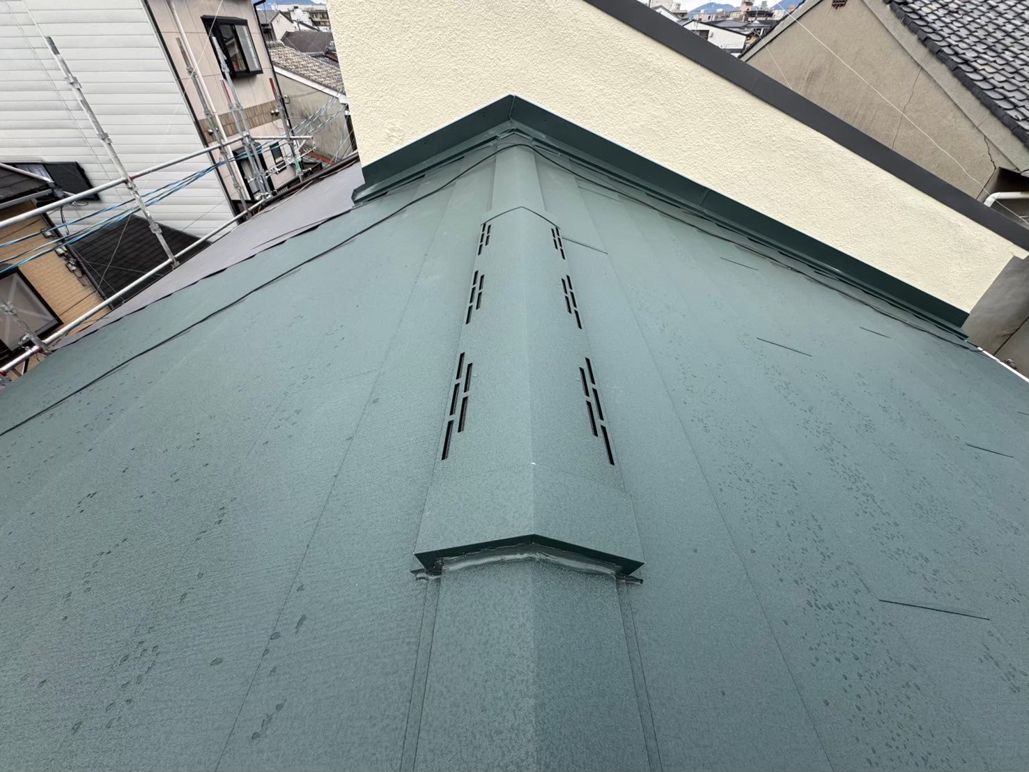 野洲市からご相談｜スレート屋根の棟板金が剥がれた!?屋根カバー工法をご提案
