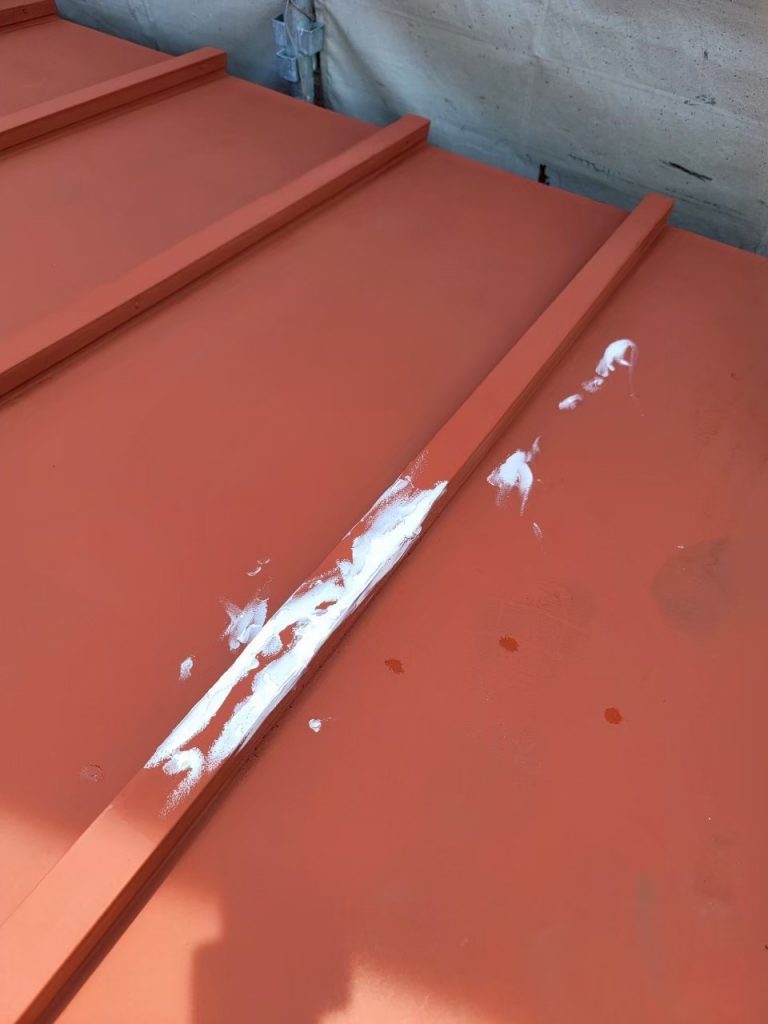 剥がれ部の補修作業