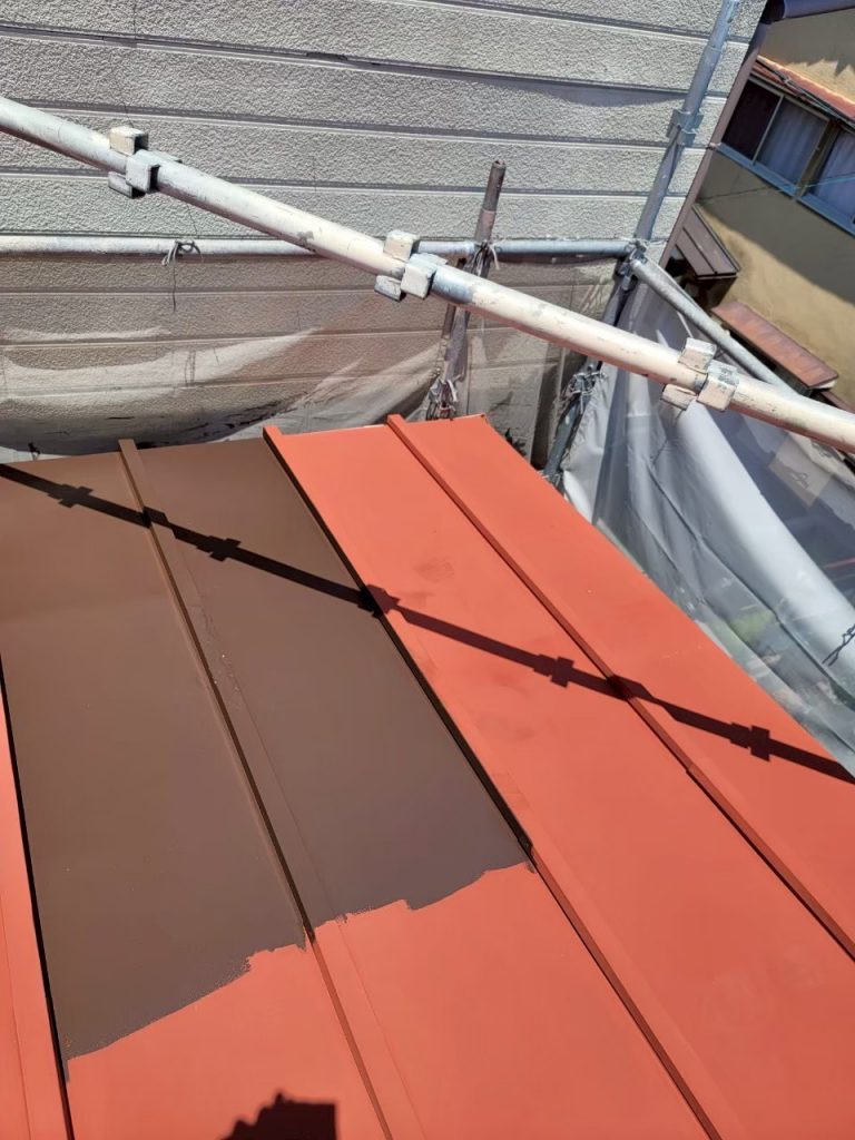 下塗り中の屋根