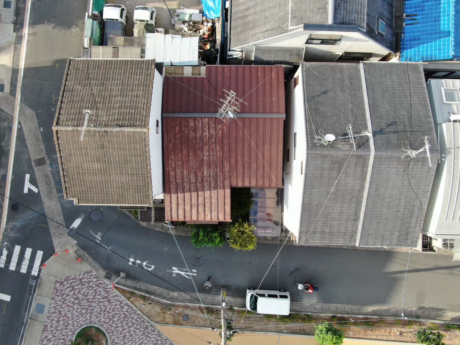 上空から屋根全体の状況を確認