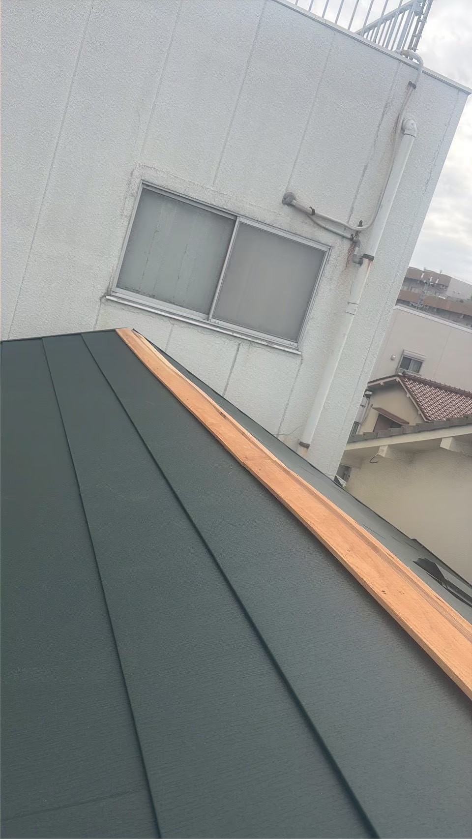 立平葺きの施工と棟下地の取り付け