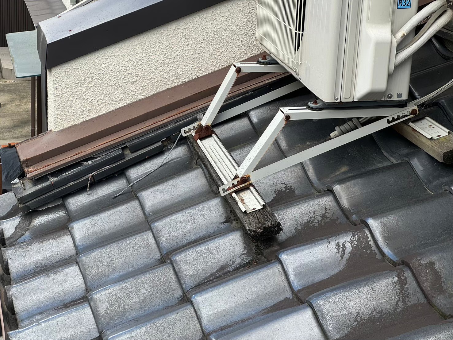 室外機架台周辺の瓦の状態