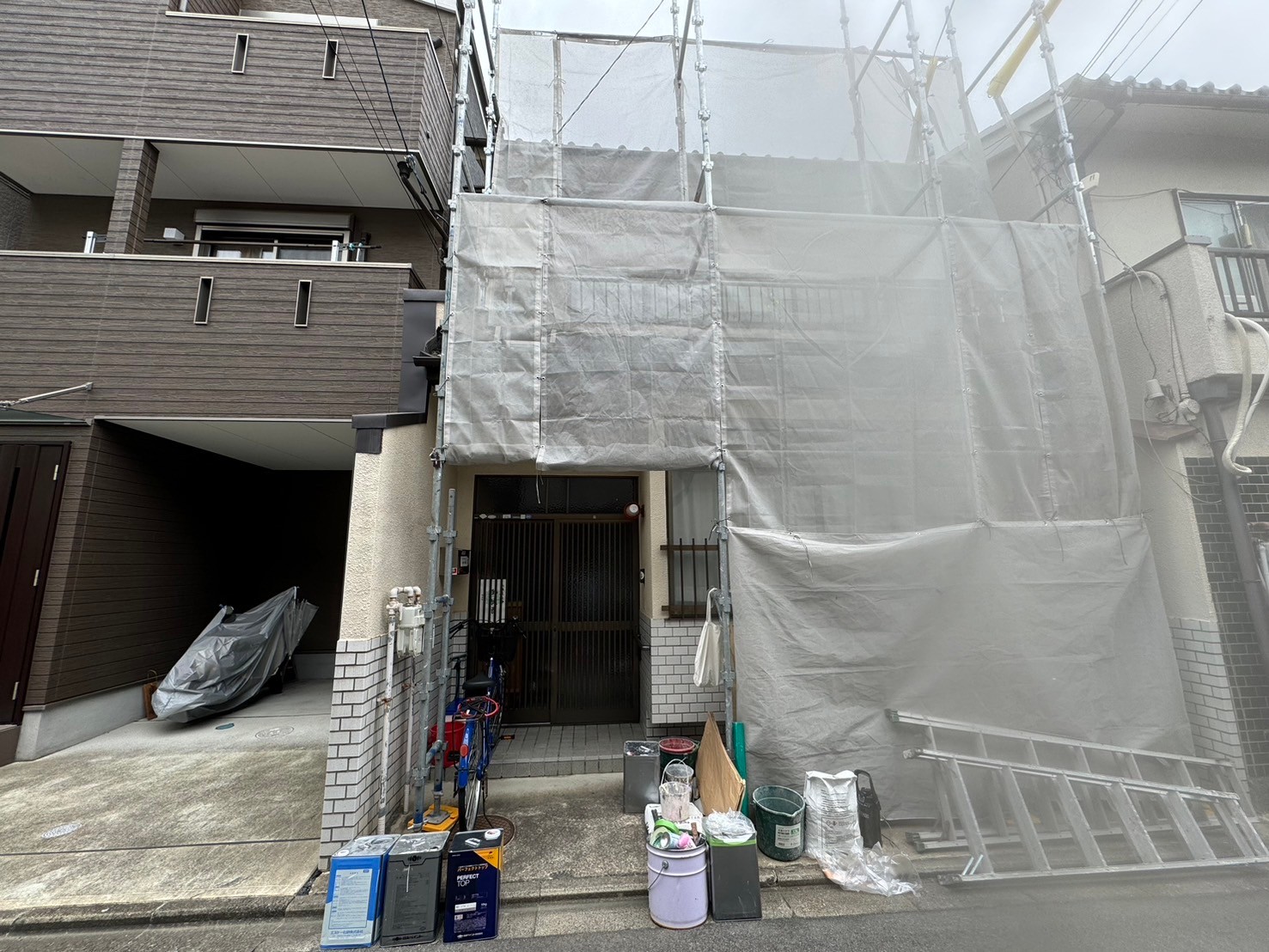 足場設置と養生