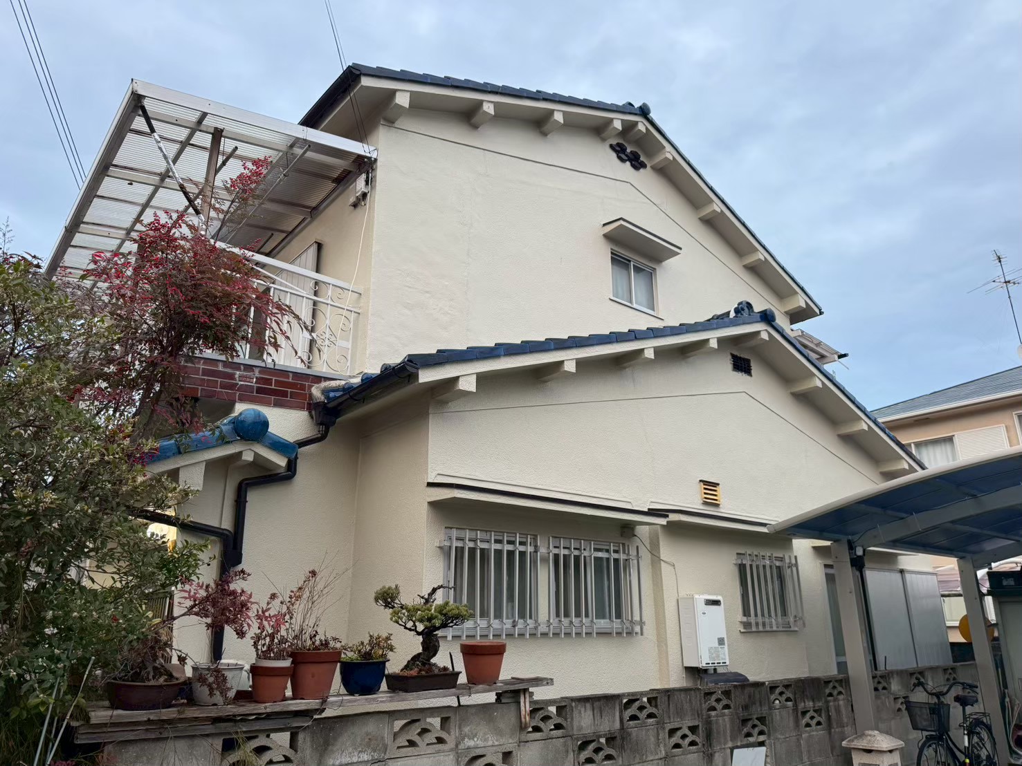 側面から見た屋根とバルコニー