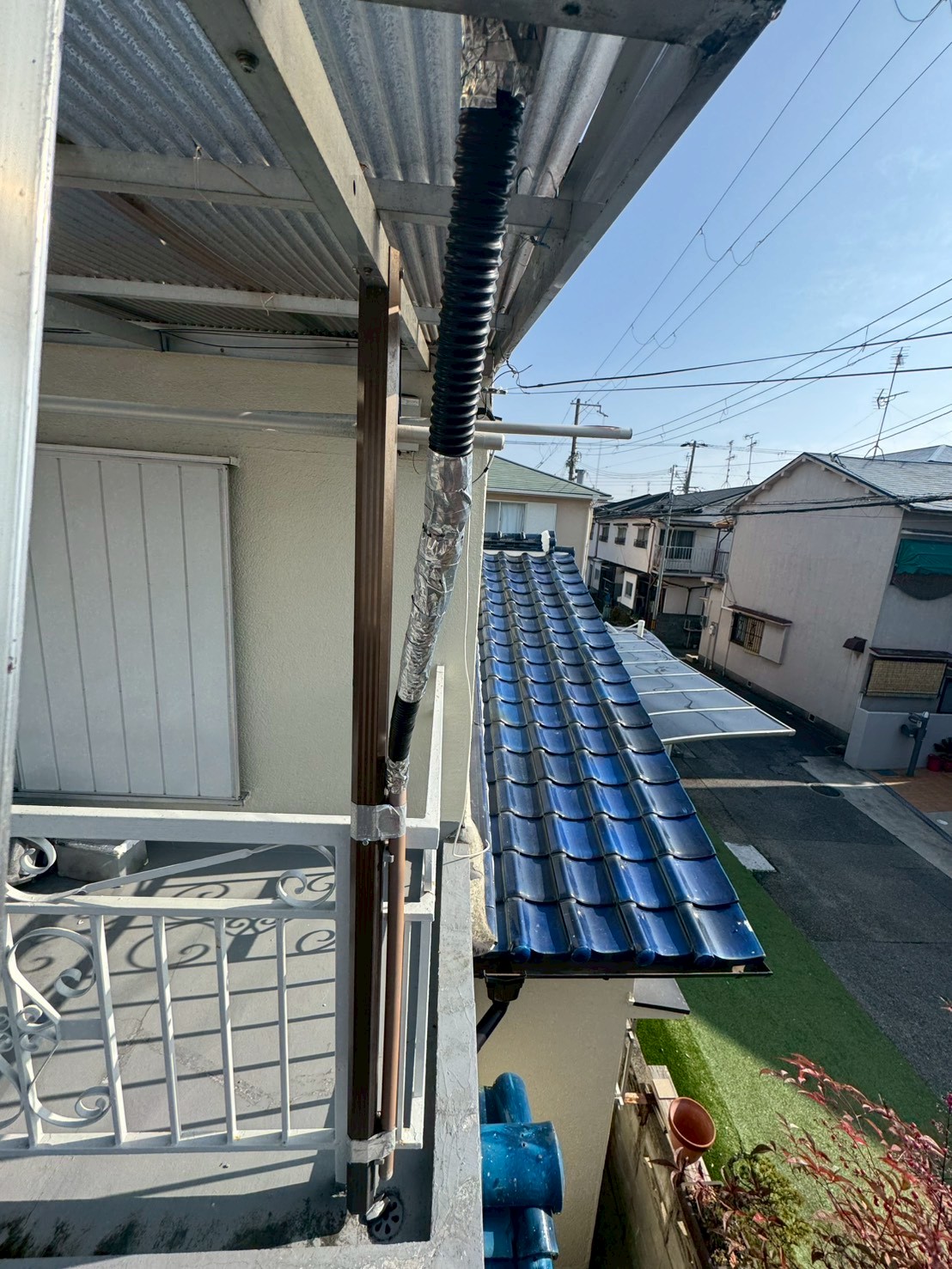 鉄骨フレームと波板の取り付け部