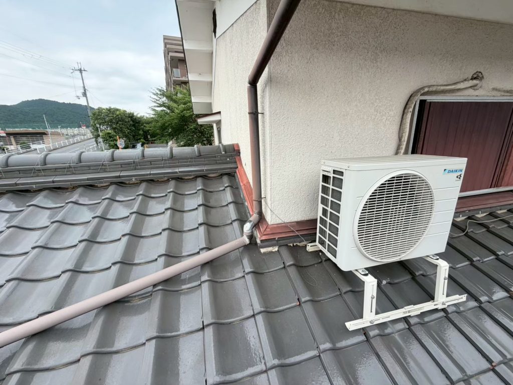 大津市で天井シミと一部剥がれを確認、雨漏り心配につながる外壁ひび割れと屋根取り合い調査