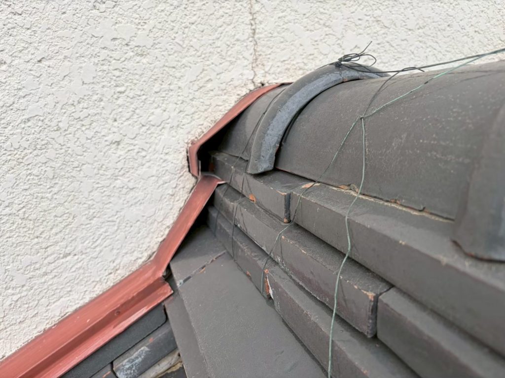棟際板金の隙間