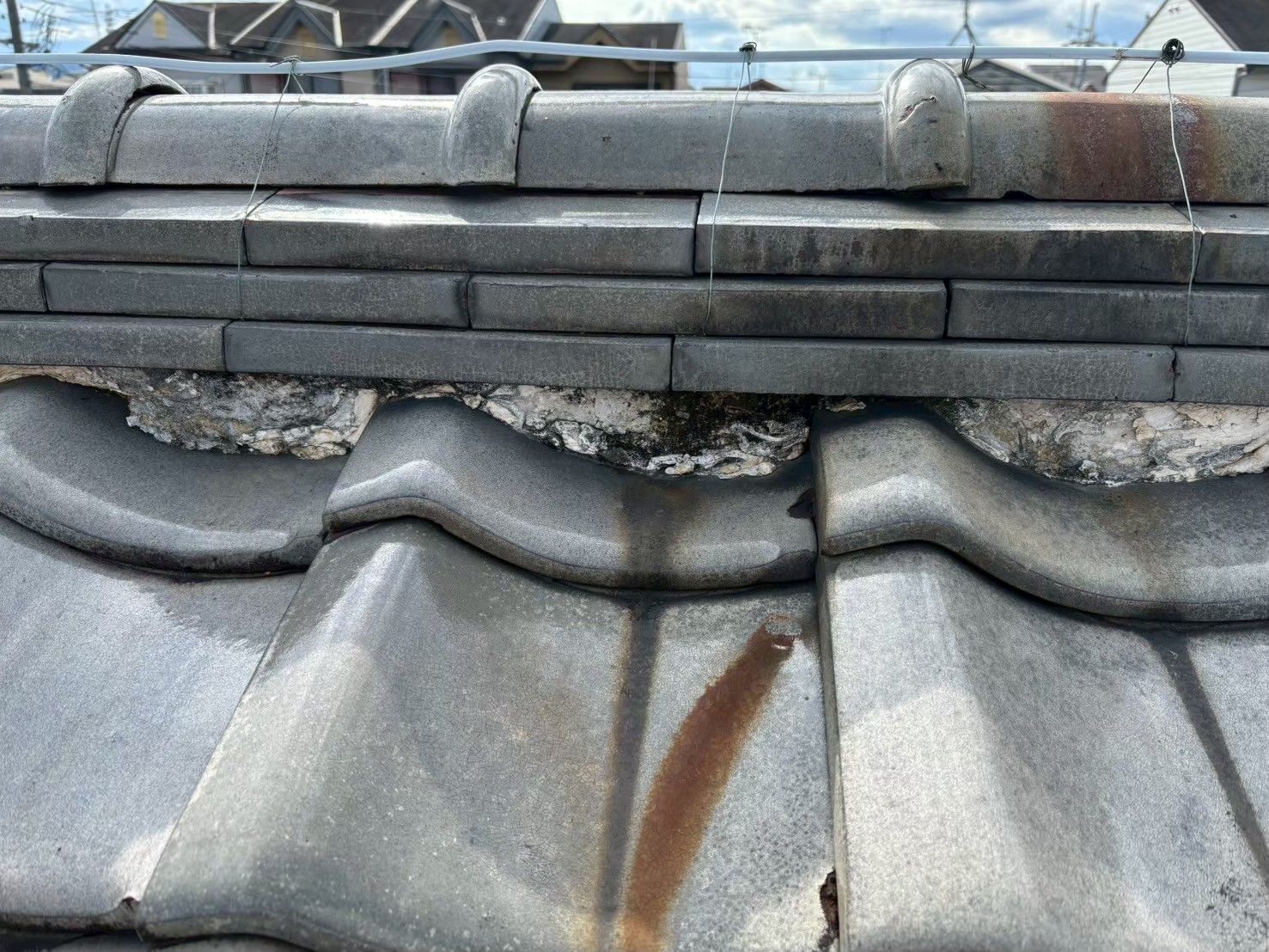 複数箇所で漆喰の劣化が広がっている様子