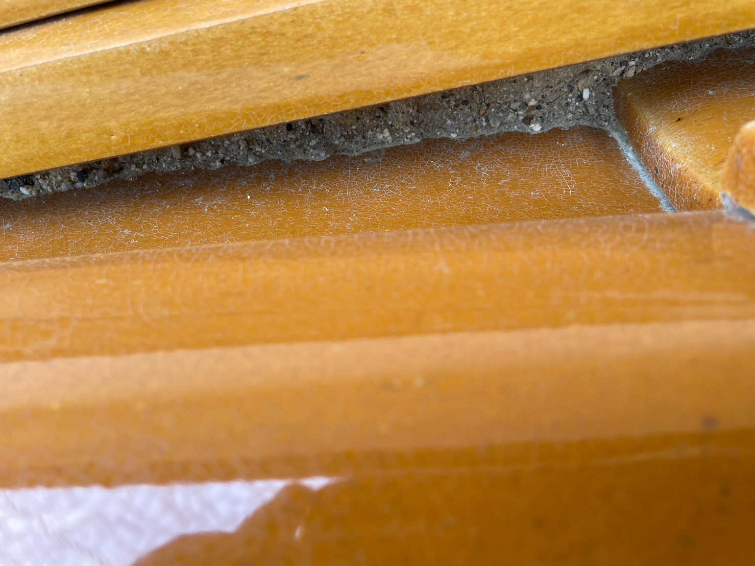 棟瓦の隙間に見える土の露出