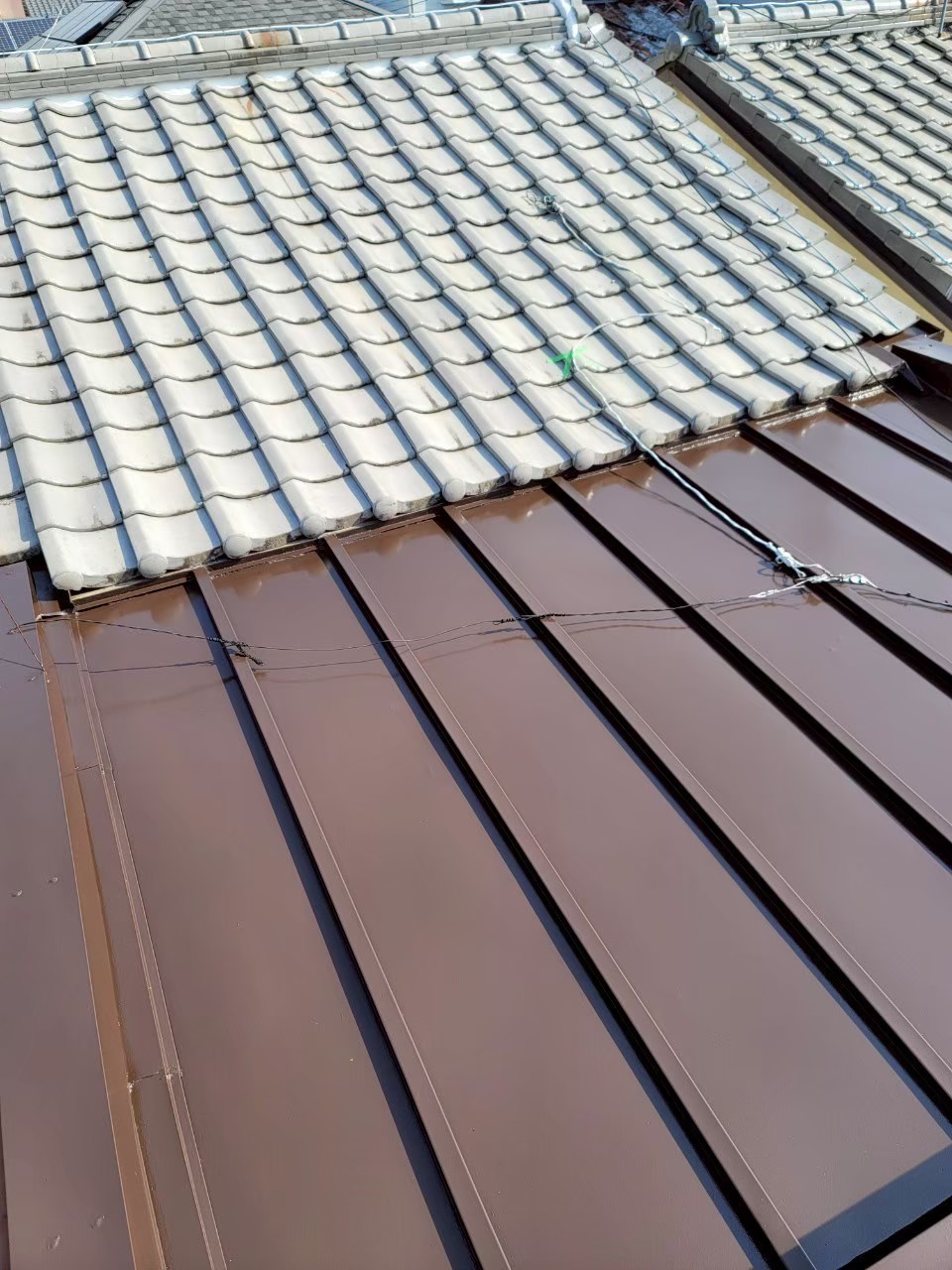 金属屋根の上塗り仕上げ