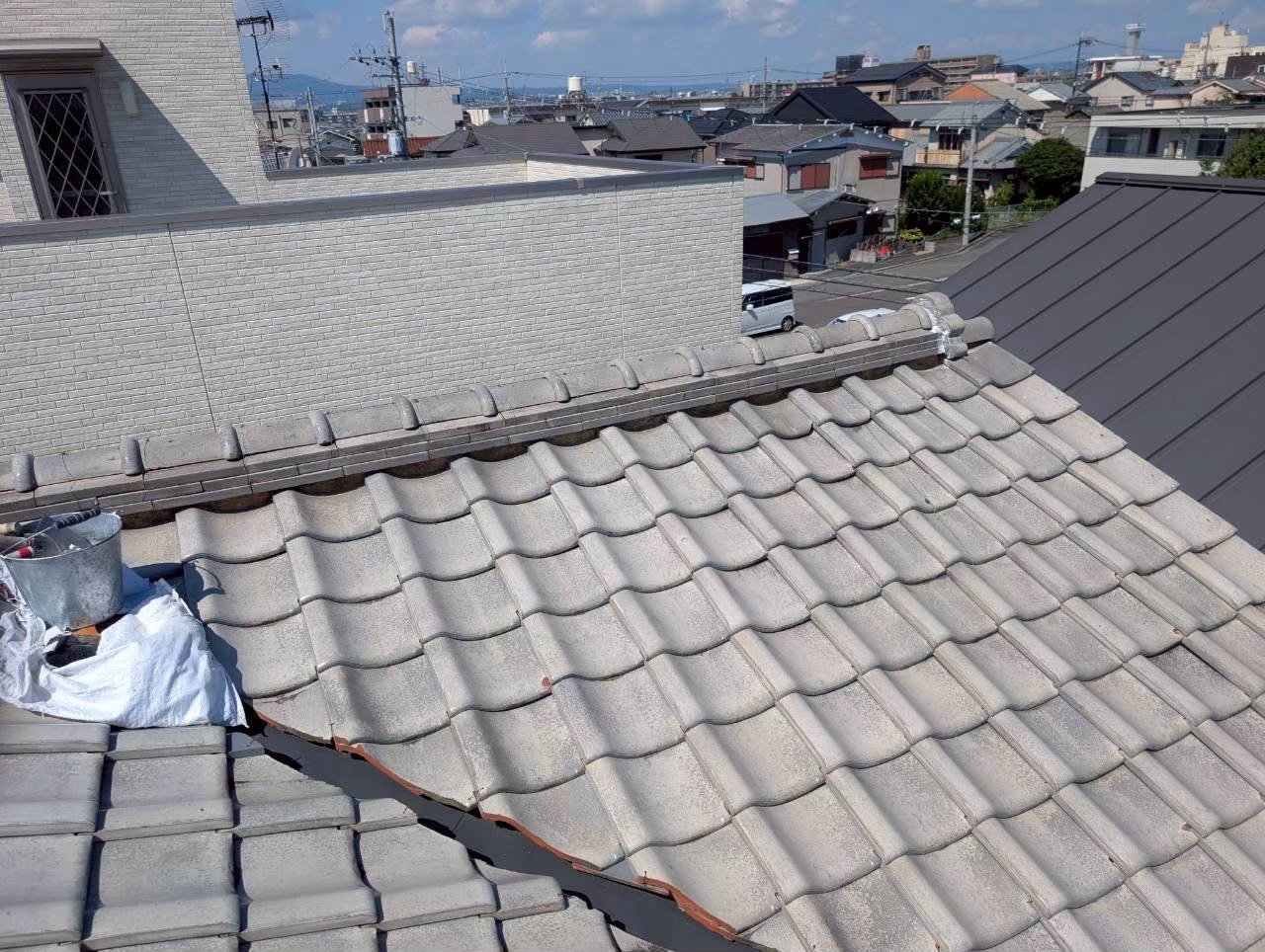 下地を整え、補修範囲を均一に調整