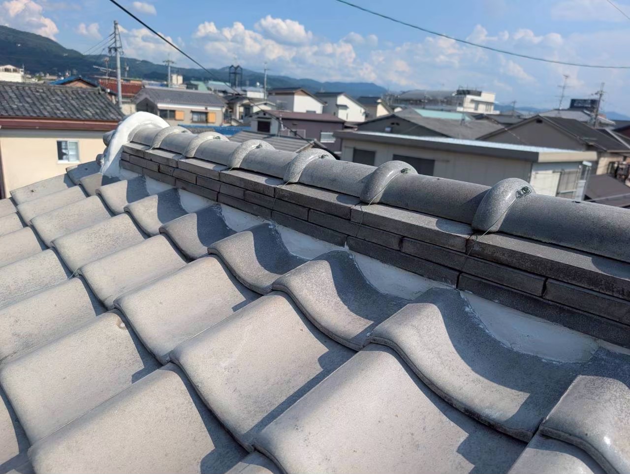 漆喰の仕上げ塗りと連続する防水ラインの形成