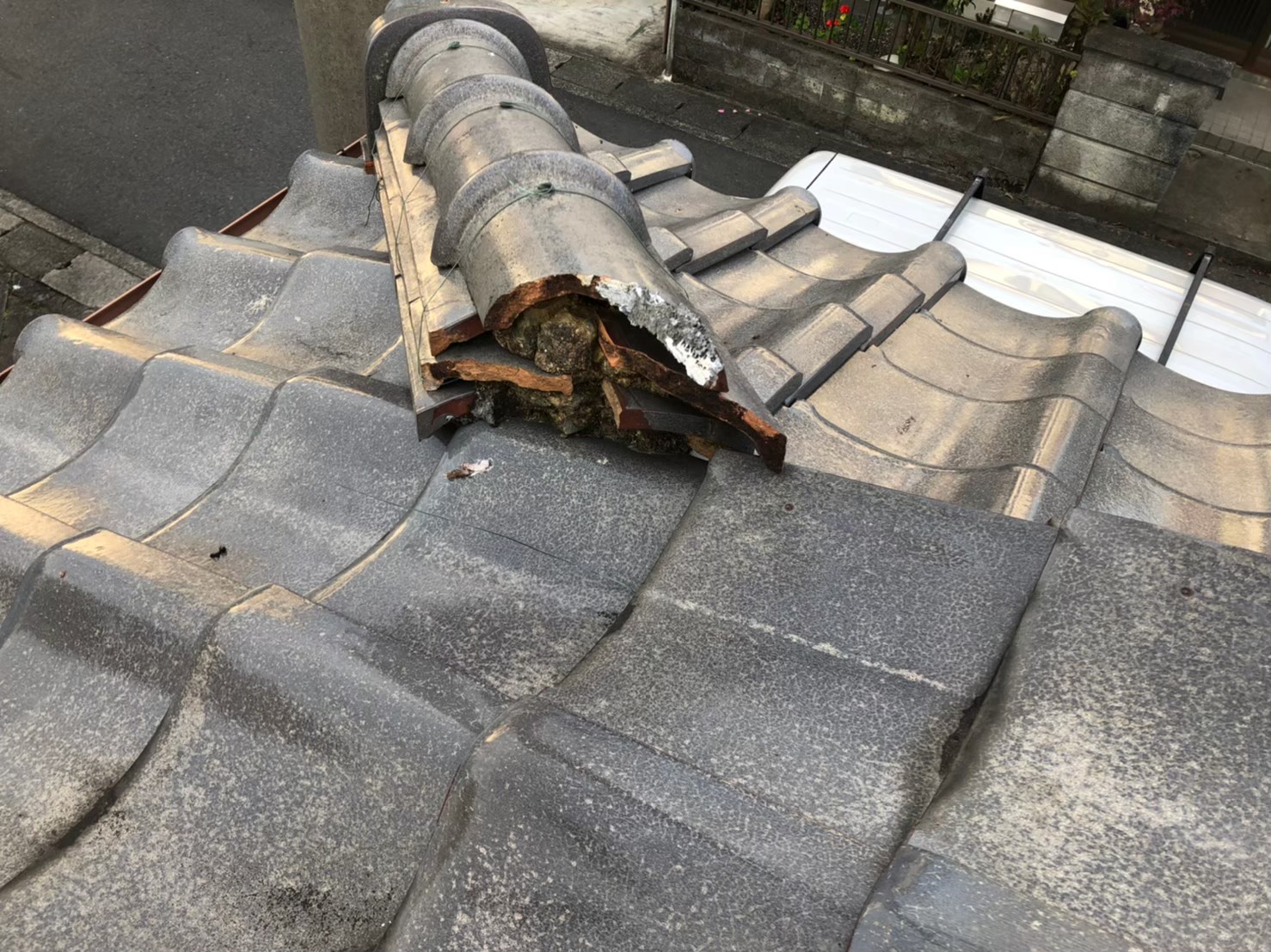 崩れかけた棟部の状態
