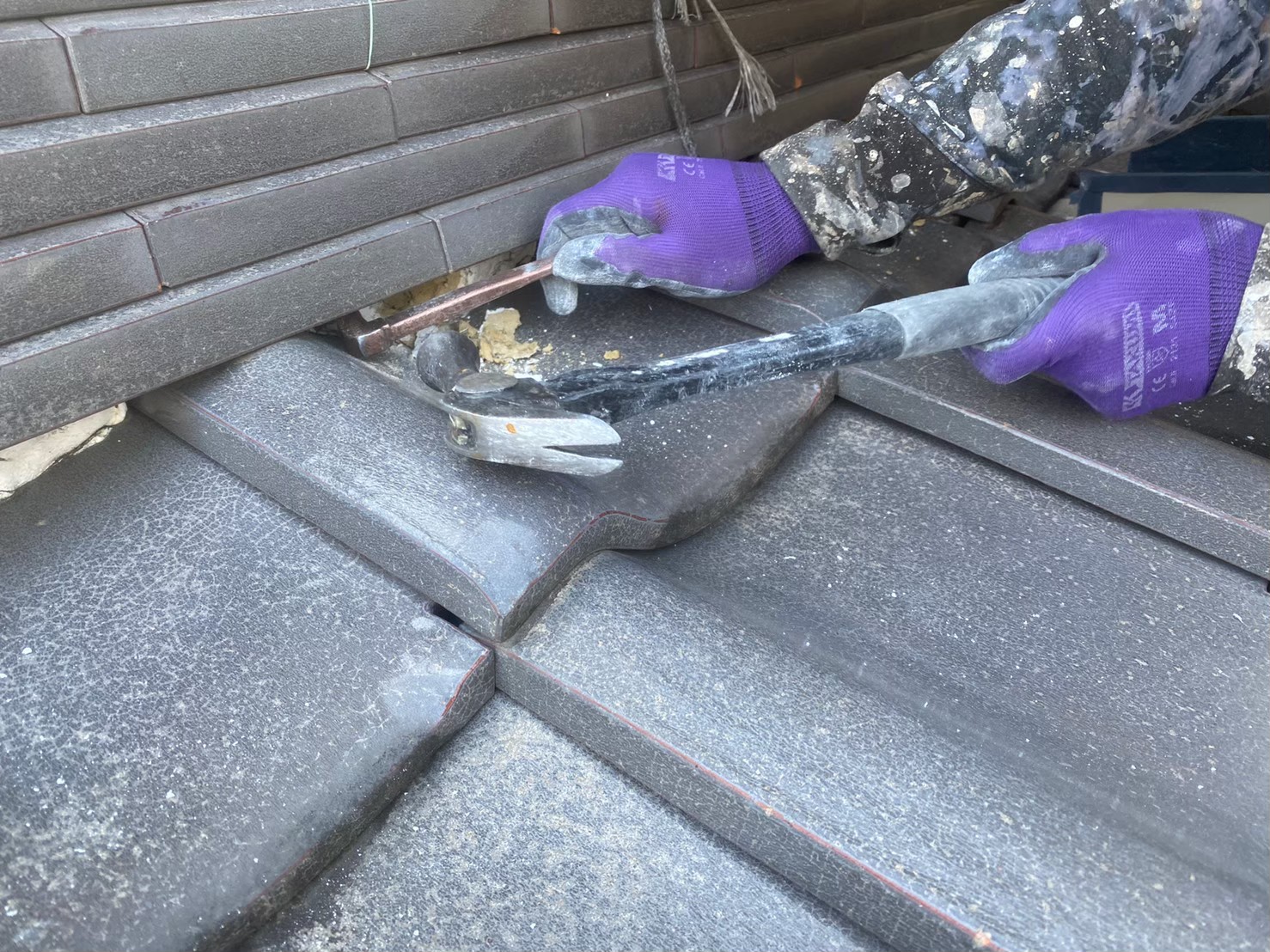 古い漆喰の撤去作業