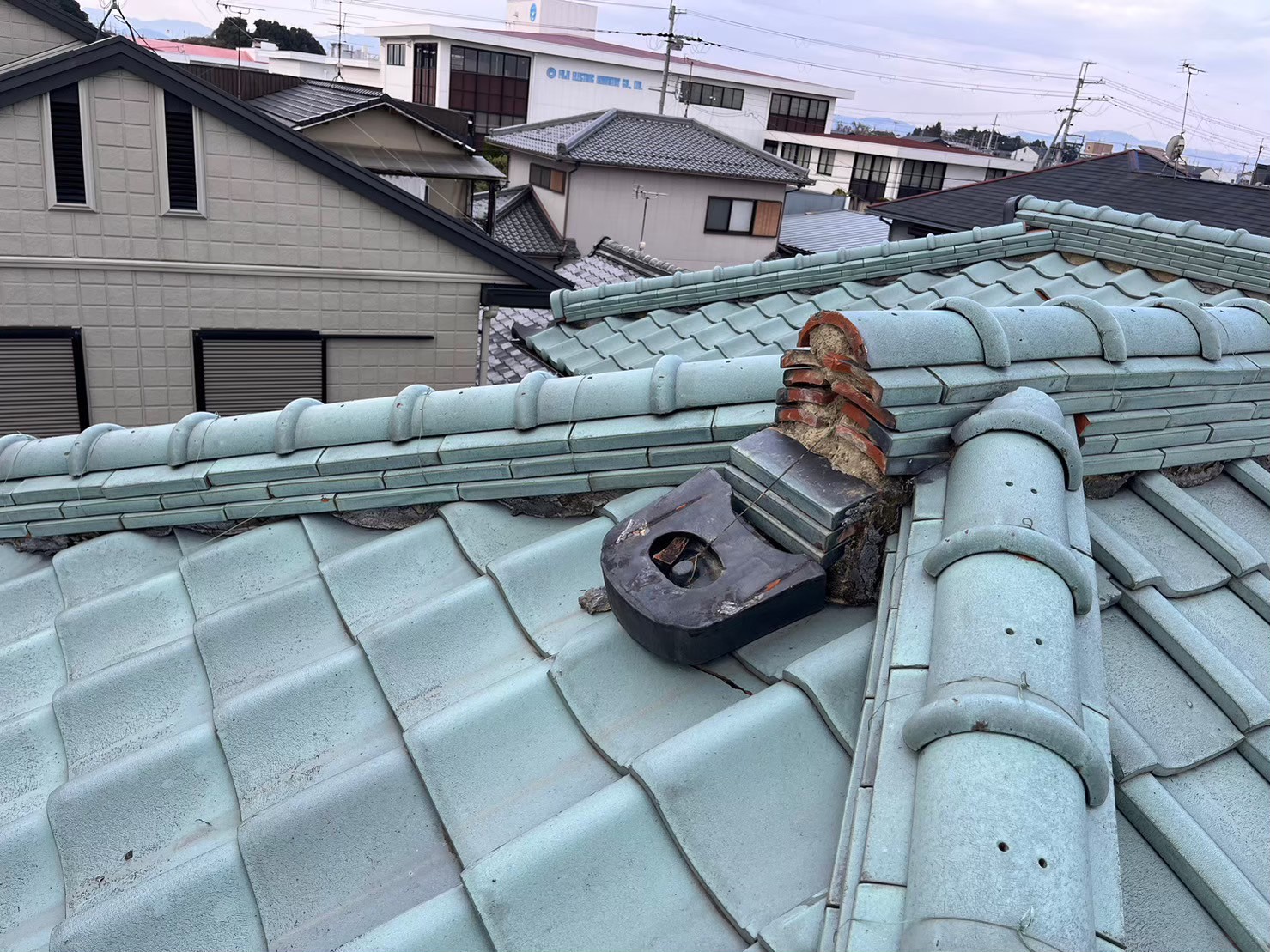 【守山市】漆喰剥がれと鬼瓦落下！瓦屋根の定期点検とお見積り依頼