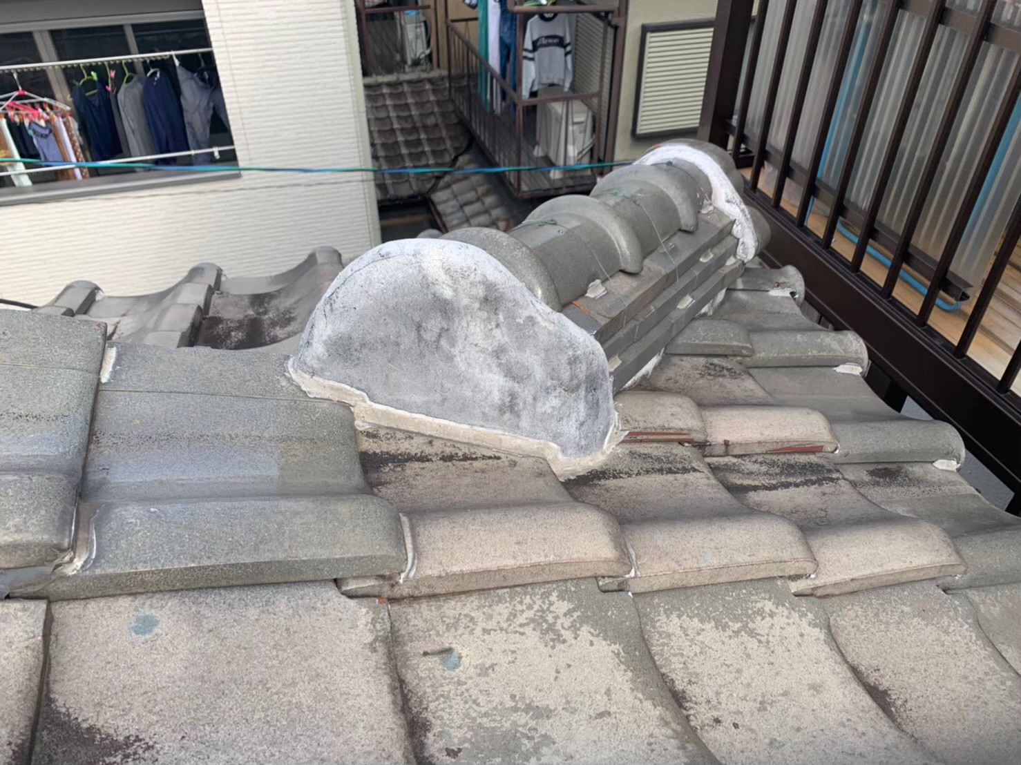 鬼瓦まわりの漆喰の劣化