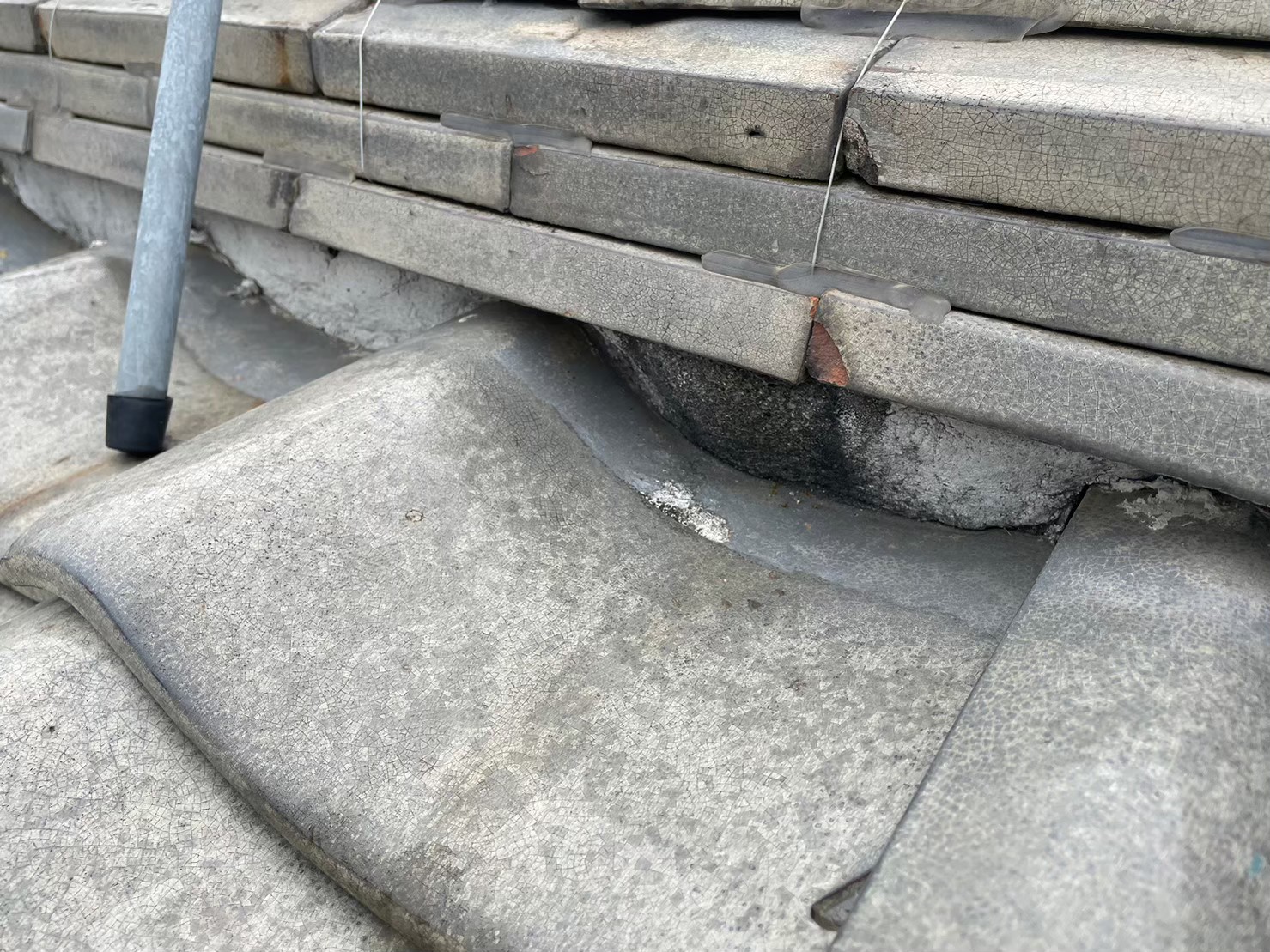 【野洲市】屋根上の漆喰がボロボロに？点検で発覚した老朽化と補修見積のご相談