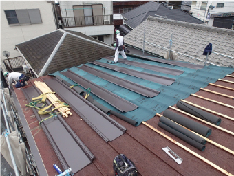 防水紙を敷き、屋根材を置いていきます