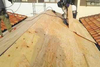 新しい野地板を屋根の躯体にしっかりと釘でとめ、屋根の強度を高めます