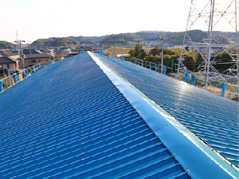 屋根カバー工法によって生まれ変わった工場の屋根